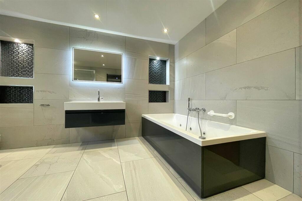 Family Bathroom Aspect 2.jpeg