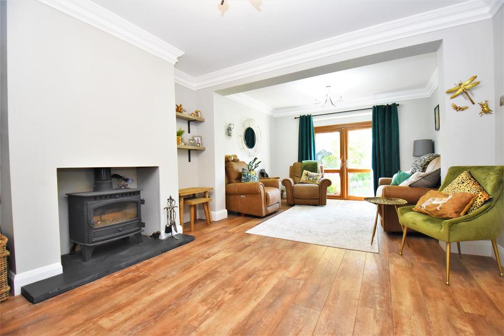 Rochford Garden Way, Rochford 3 bed semidetached house for sale £420,000