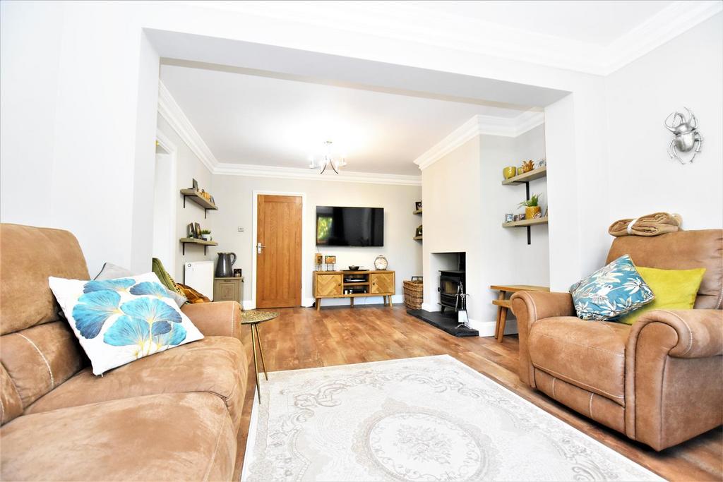 Rochford Garden Way, Rochford 3 bed semidetached house for sale £420,000
