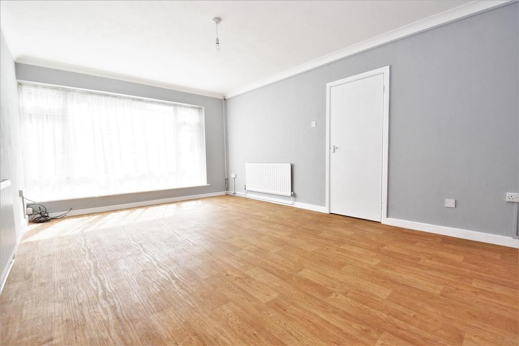 Coombes Grove, Rochford 3 bed semidetached house £340,000