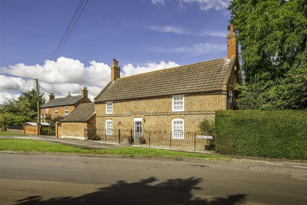 Newark Road, Bassingham, Lincoln 4 bed detached house for sale £500,000