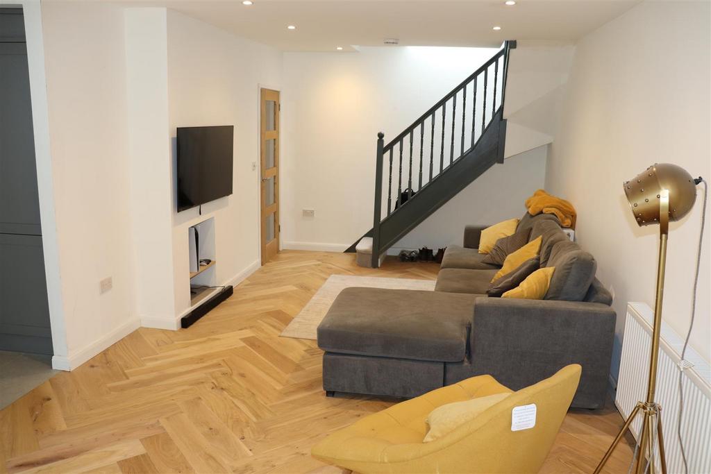 Fallowfield Road, Orchard Hills, Walsall 3 bed semidetached bungalow