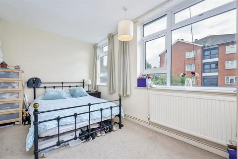 4 bedroom terraced house to rent, Olney Road, Kennington