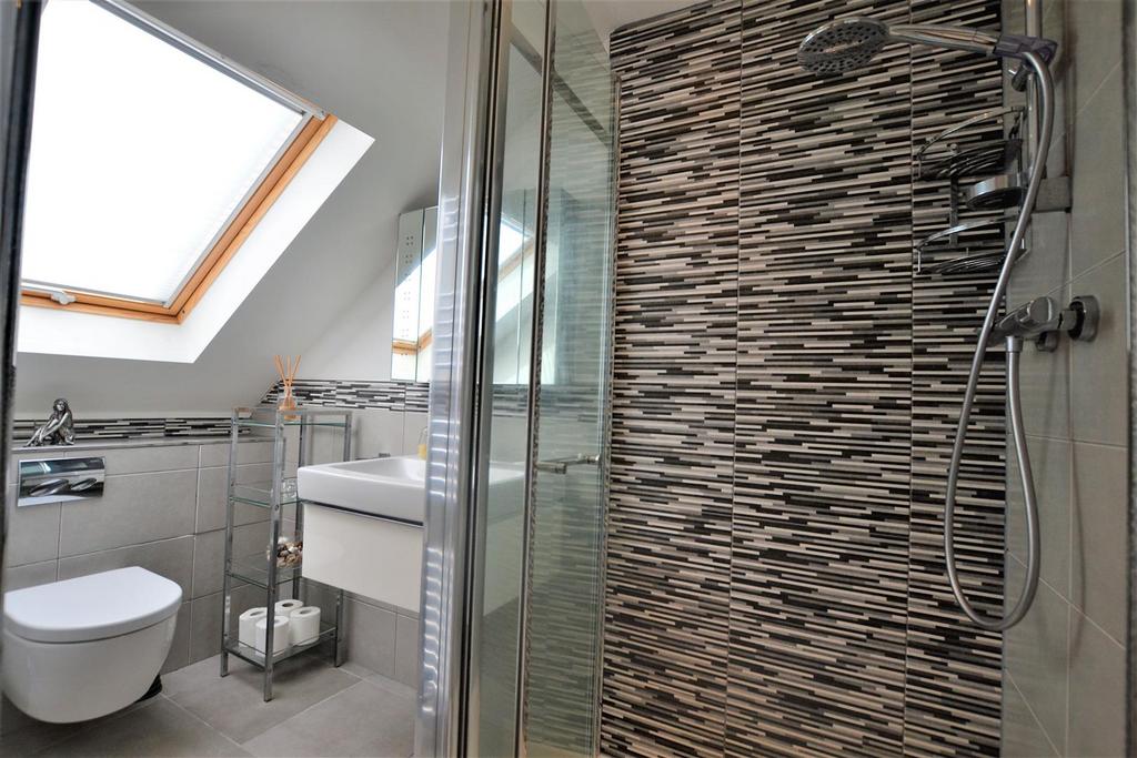 Master bedroom ensuite.jpg