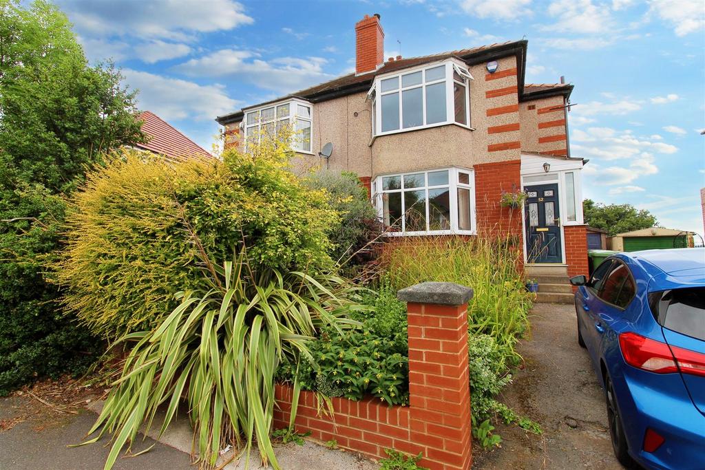 Benomley Crescent, Almondbury, Huddersfield, HD5 8LU 3 bed semi