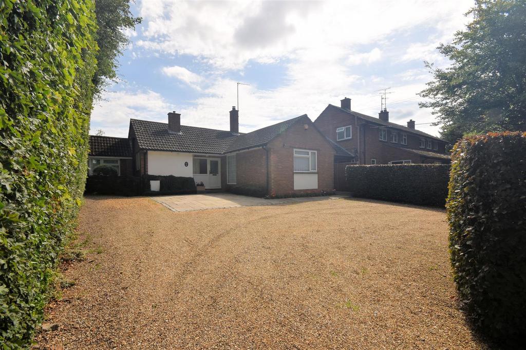 Main Street, Weston Turville HP22 4 bed detached bungalow £650,000