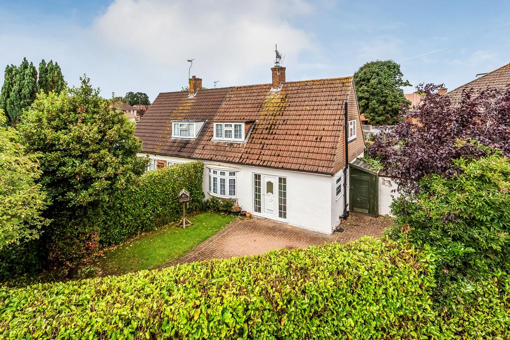 Middlemead Road, Great Bookham, Leatherhead, Surrey, KT23 2 bed semi