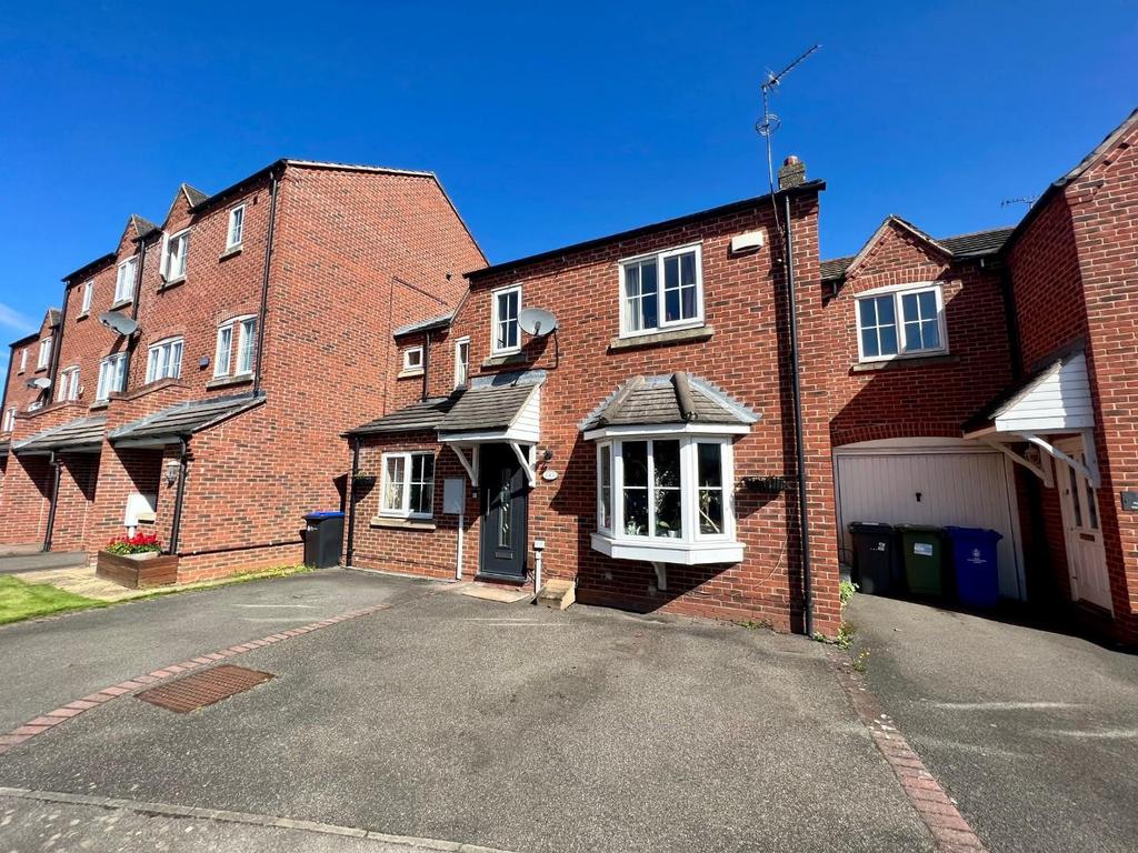 Dunnock Lane, Grange Park, Northampton NN4 3 bed terraced house for