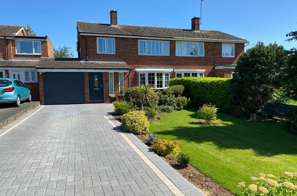 Landcross Drive, Abington Vale, Northampton NN3 3 bed semidetached