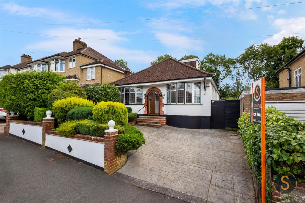 Hazelbury Avenue, Abbots Langley 4 bed detached house for sale £650,000