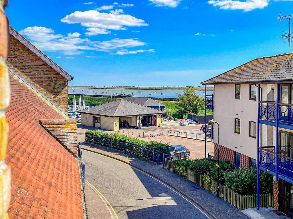 Belvedere Road, BurnhamOnCrouch 2 bed flat for sale £250,000