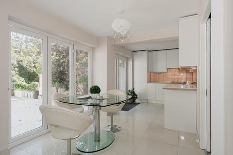 17 Cypress Way, Banstead, SM7 1NN