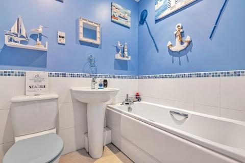 10 Arnhem Close, Gilstead, Bingley, BD16 3JX