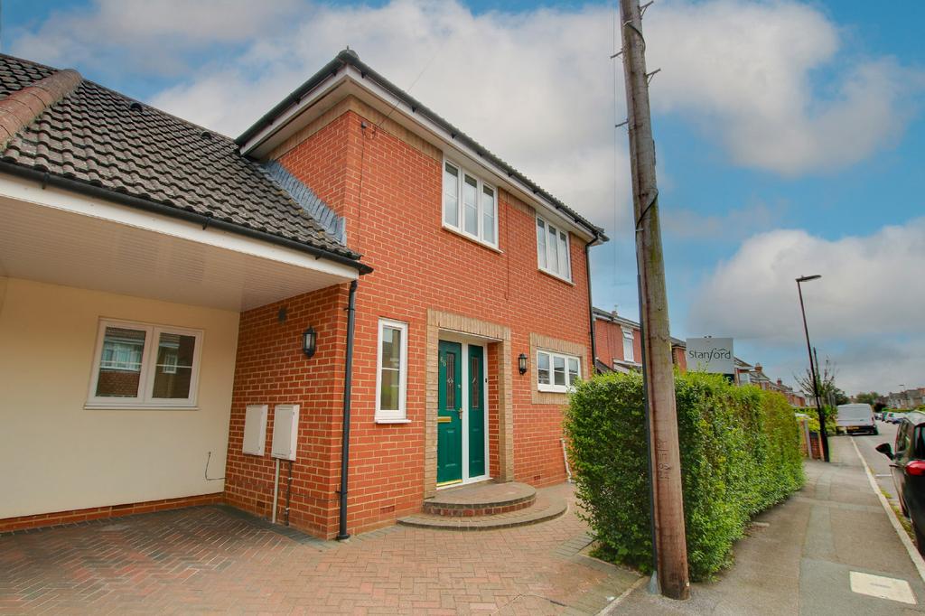 CHATSWORTH ROAD! NO FORWARD CHAIN! WOW FACTOR LOUNGE/DINER! 3 bed link