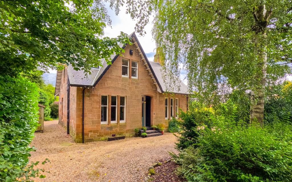 Carmunnock Road, Busby, East Renfrewshire, G76 8SY 3 bed detached house