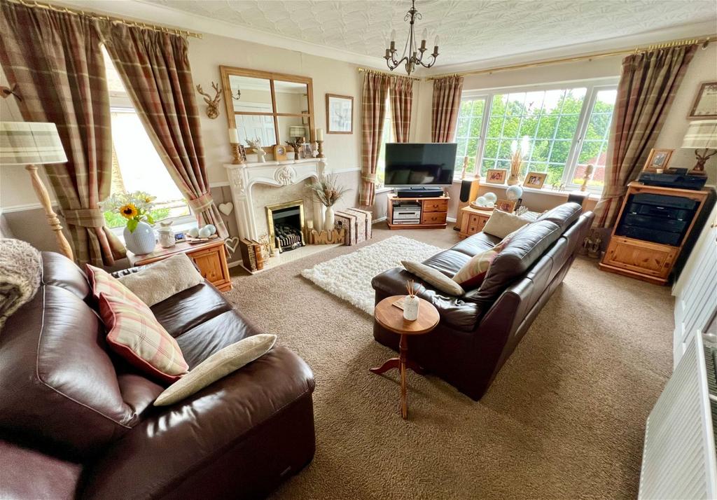 High Street, Worsbrough, Barnsley, S70 4AA 3 bed detached bungalow for