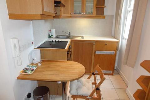 Studio to rent, Cartwright Gardens, Bloomsbury, London, WC1H