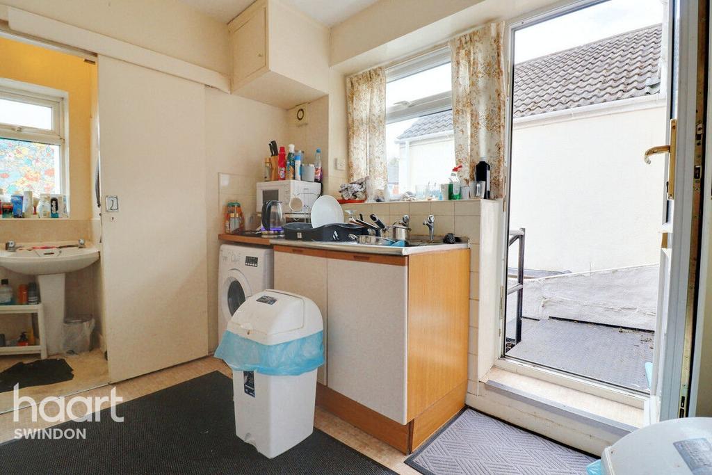 Curtis Street, Swindon 2 bed apartment £140,000