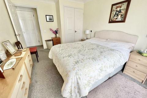 1 bedroom flat for sale - Queens Parade, Cliftonville, Margate, Kent, CT9 2GB
