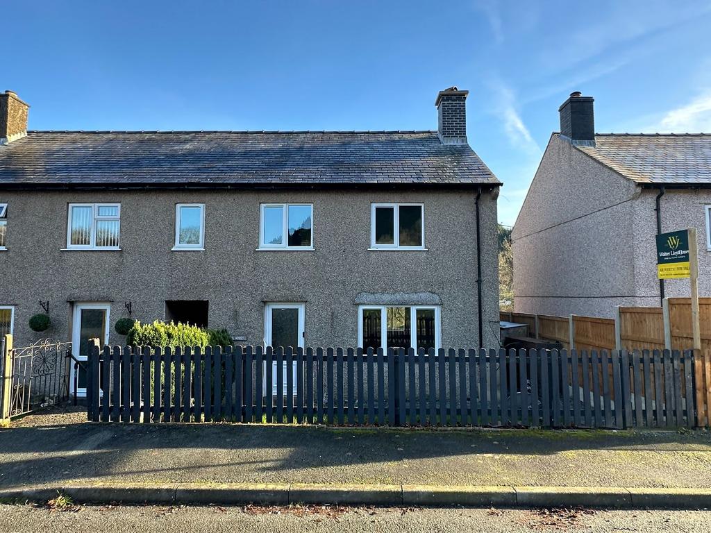 6 Lawnt Y Plas, Dinas Mawddwy, SY20 9JB 3 bed terraced house for sale