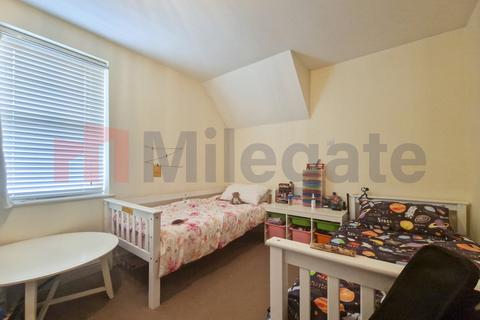 2 bedroom house to rent, Lidgould Grove, Ruislip HA4