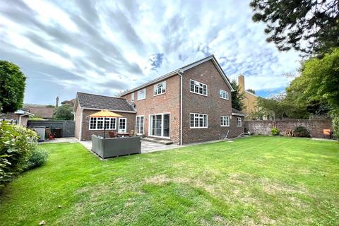 4 bedroom detached house for sale, Summerdown Close, Off Summerdown Road, Eastbourne, BN20