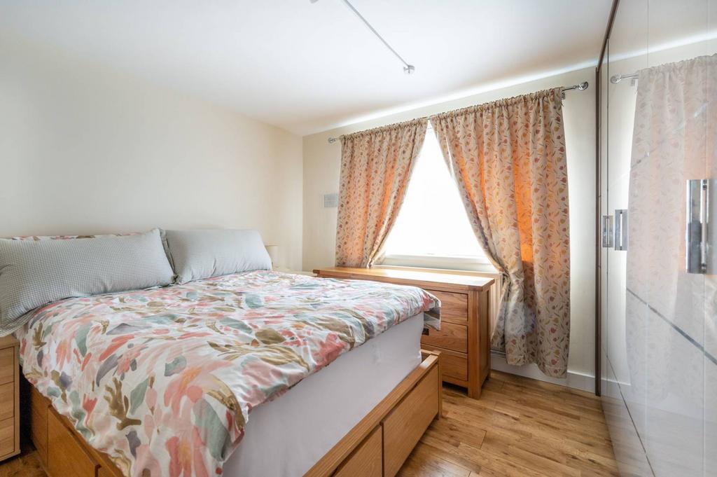 Church Street, Stratford, London, E15 2 bed flat - £350,000