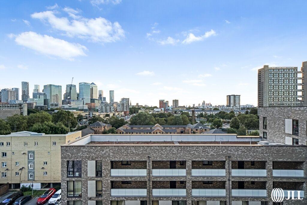 Oxbow, Aberfeldy Square London E14 1 bed flat to rent £2,383 pcm (£
