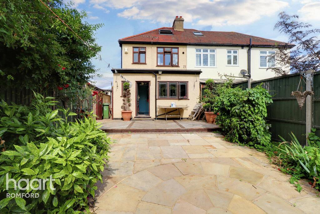 Collier Row Road, Romford 3 bed semidetached house for sale £425,000