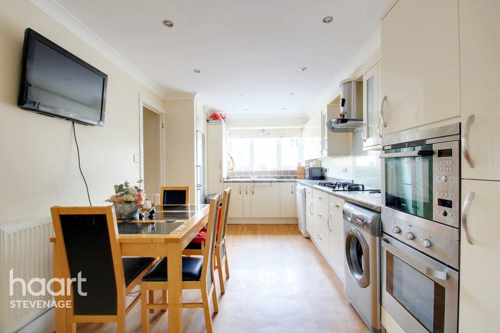 Hastings Close, Stevenage 3 bed link detached house £350,000