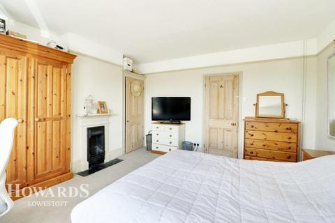 23 Beccles Road, Lowestoft, NR33 8QT