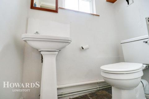 23 Beccles Road, Lowestoft, NR33 8QT