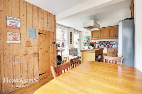23 Beccles Road, Lowestoft, NR33 8QT