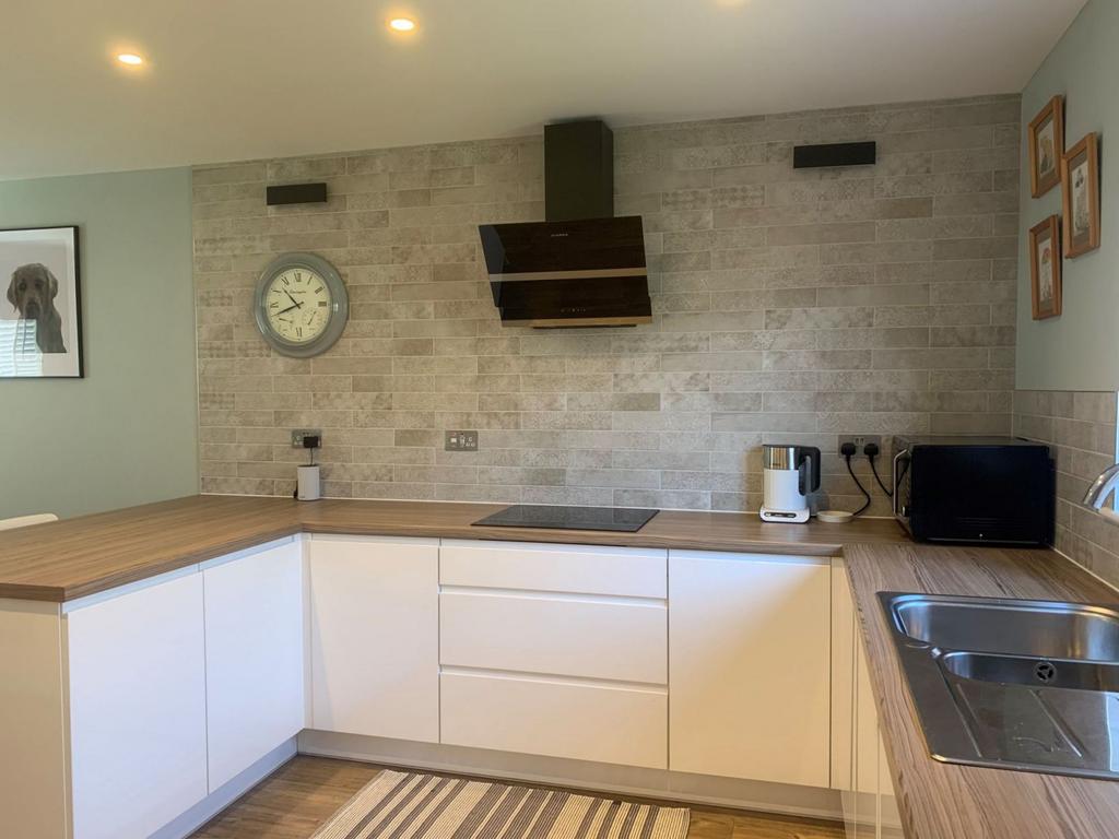 Open plan kitchen/dining/living room