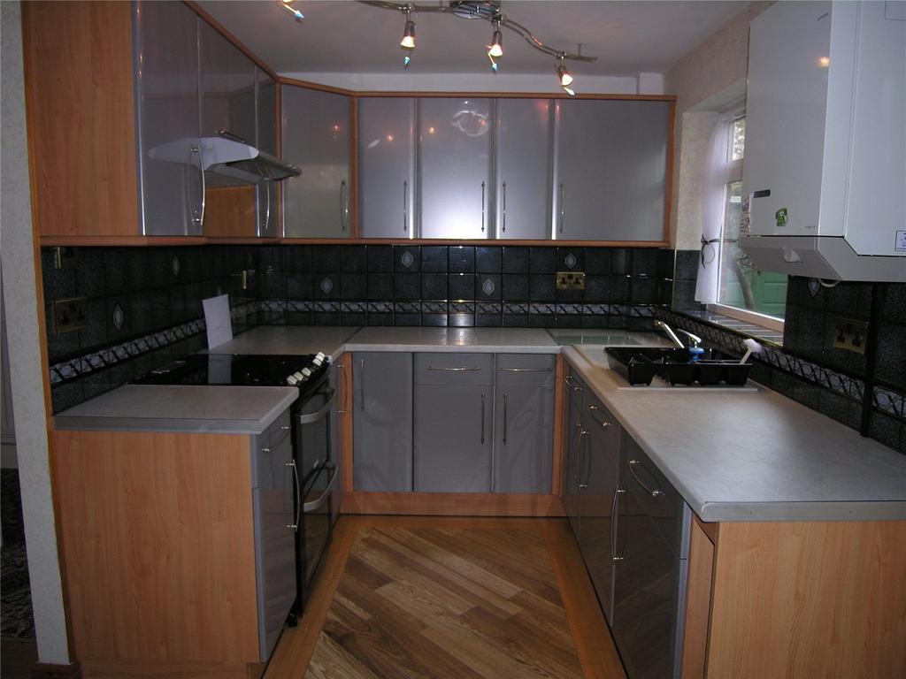 Shakespeare Drive, Kidderminster, Worcestershire, DY10 3 bed detached house £950 pcm (£219 pw)
