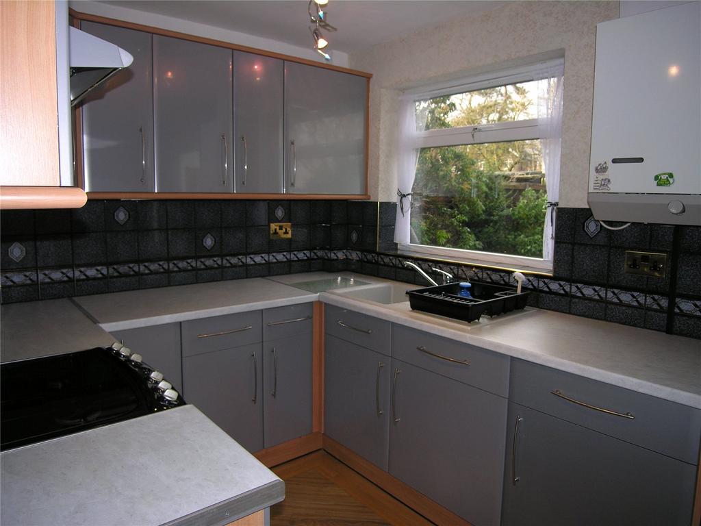 Shakespeare Drive, Kidderminster, Worcestershire, DY10 3 bed detached house £950 pcm (£219 pw)