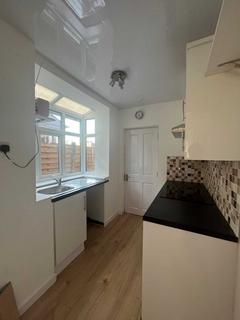 3 bedroom semi-detached house to rent, Shelley Road, Prestwich