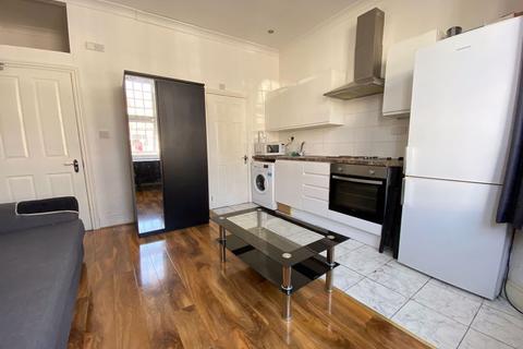 Studio to rent, Rucklidge Avenue, London, NW10