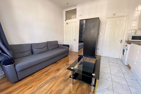 Studio to rent, Rucklidge Avenue, London, NW10