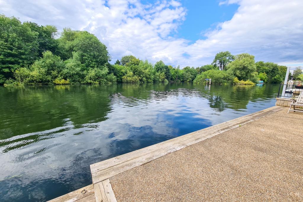 Riverside Home Wraysbury, Berkshire 4 bed detached house for sale £