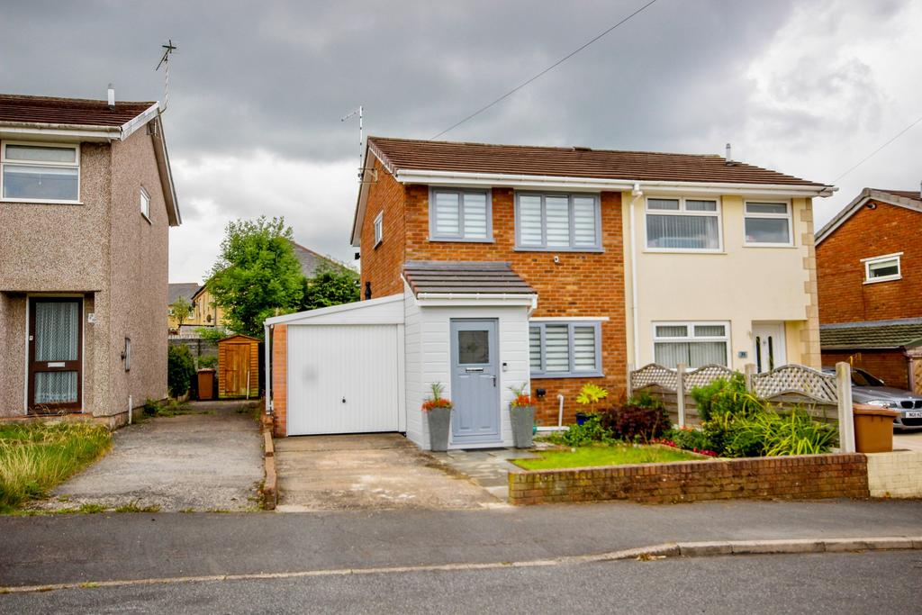 Rhys Road, Blackwood 2 bed semidetached house for sale £225,000