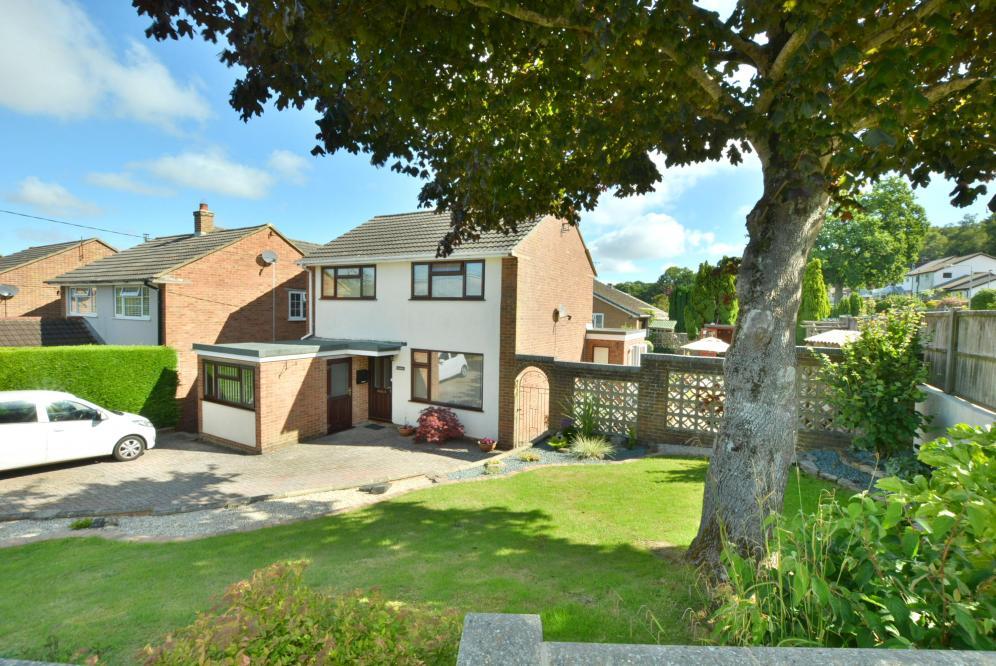 Haywards Lane, Corfe Mullen, Dorset, BH21 3HP 3 bed detached house for