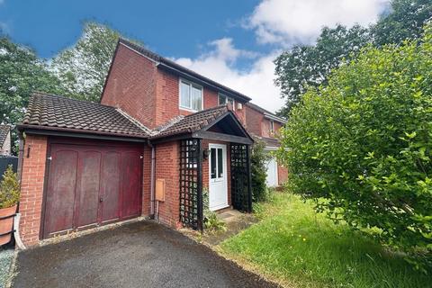 3 bedroom detached house for sale, Freesia Close, Warminster, BA12