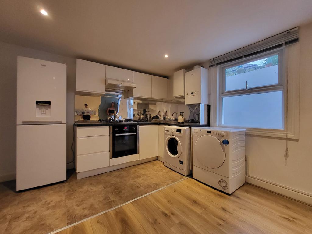 Two bedroom flat available to let in clapham