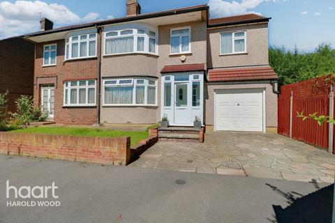 4 bedroom semi-detached house for sale, Mount Avenue, Romford