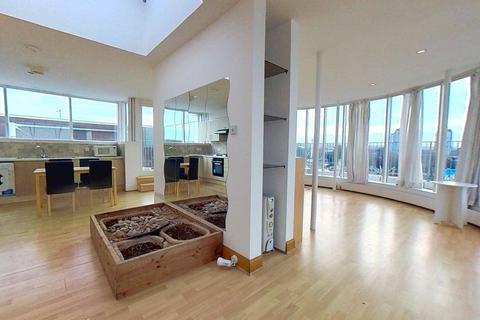 2 bedroom penthouse to rent, Lanark Street, Glasgow, G1