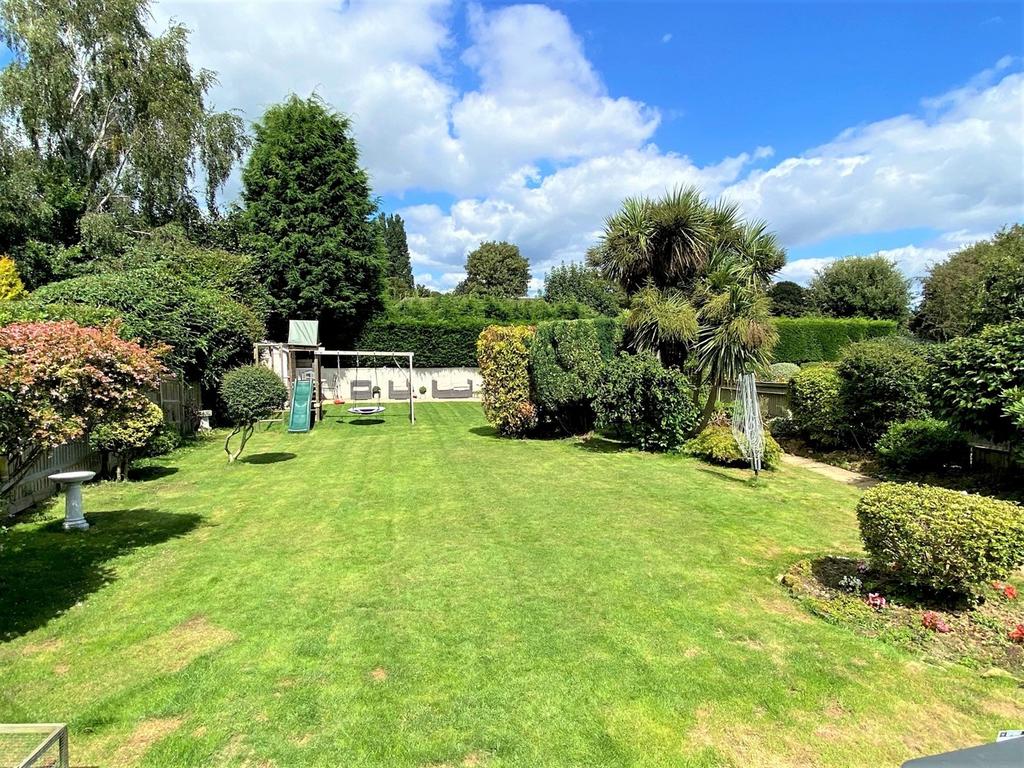 Newlands Avenue, BexhillonSea, TN39 3 bed detached house for sale £