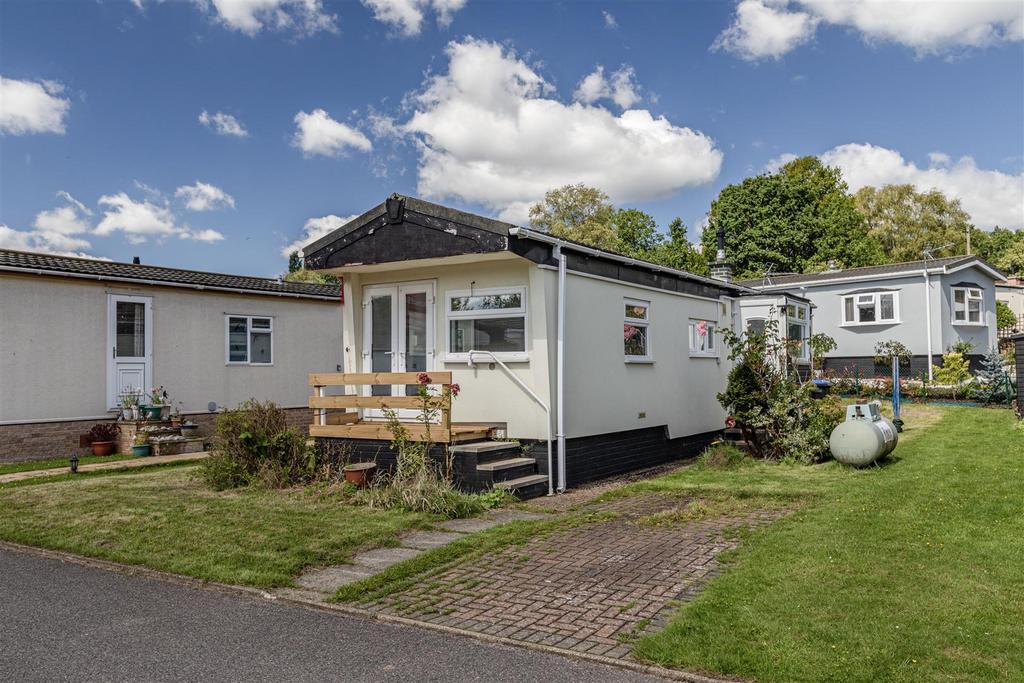 Rose Park, Rowtown, Addlestone 1 bed park home £110,000