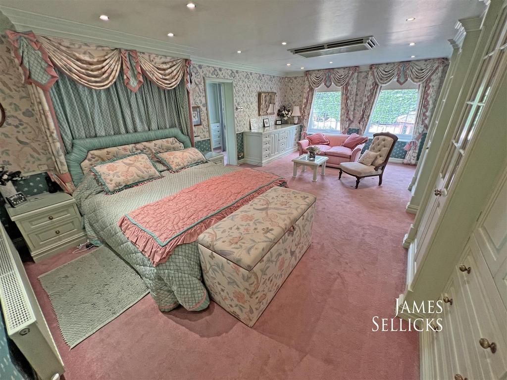 Principal bedroom