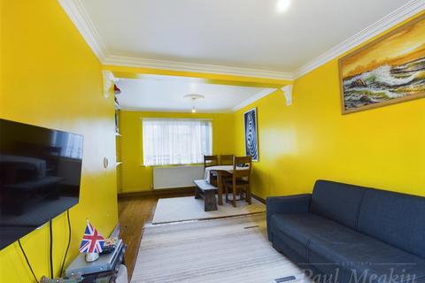 15 Chesney Crescent, New Addington, Croydon, CR0 0RN